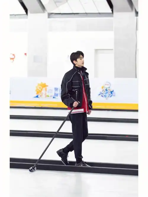 蔡徐坤黑色运动鞋黑袜练习冰壶