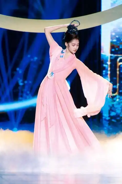 关晓彤穿古装翩翩起舞一身粉色身材窈窕网友不接古装浪费了