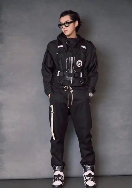 哪个爱豆的黑色系穿搭撞击了你的心