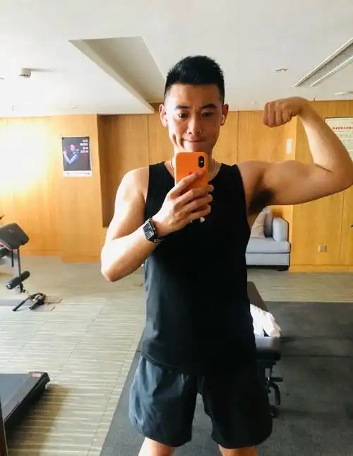 爱健身的空少撸铁锻造出肌肉好身材穿上制服男人味儿十足