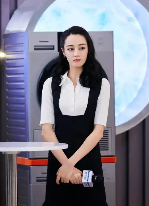 迪丽热巴黑西装戴墨镜超酷飒红唇吸睛女王范十足