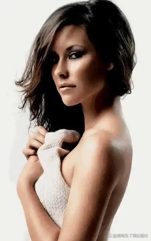 伊万杰琳·莉莉是一名备受关注的加拿大女星,凭借着出色的表演和坚毅