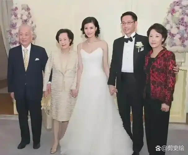 2008年,许晋亨和李嘉欣的婚礼现场,从现场的照片来看,一对新人当然是