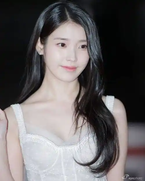 韩国女歌手iu李知恩发布了两张她手捧青龙电影人气奖杯拍摄的照片-爱