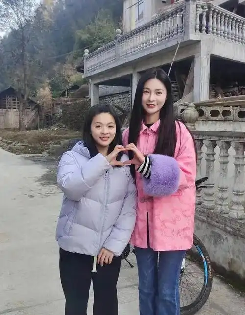 网友偶遇杜海涛沈梦辰回乡下过年夫妻俩好亲民