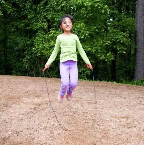 逼孩子每日跳绳3000下,结果诱发骨骺炎!医生劝家长控制身高焦虑