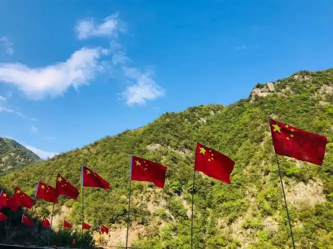 不了整齐划一的五星红旗在空中迎风飘扬放眼望去一片"中国红"热爱祖国