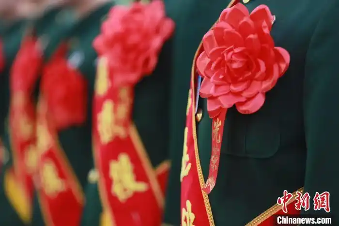 胸佩大红花的退役士兵们精神饱满,整齐列队. 王阳阳 摄