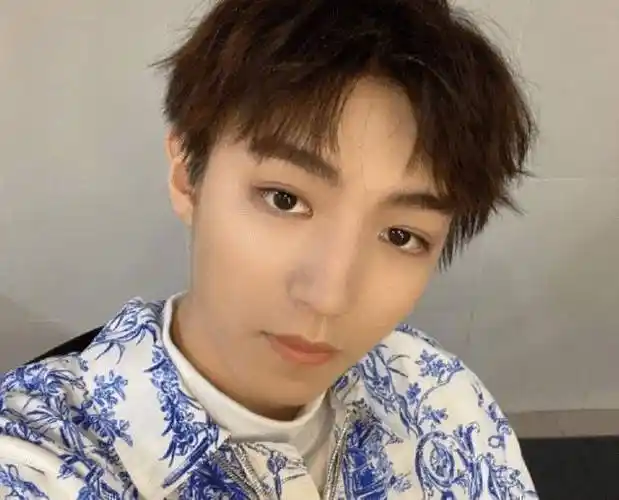 有种"撩人"叫王俊凯忘系衣服扣,抬起胳膊的瞬间,小螃蟹纷纷捂眼_身材