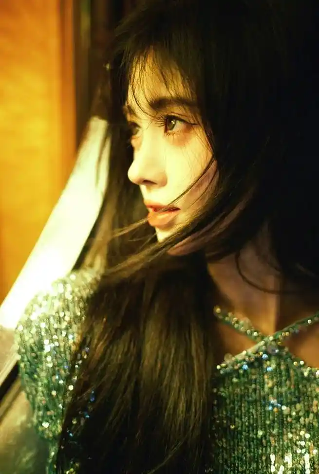 鞠婧祎再晒美照,超高颜值美如初恋,屹立街头成最美风景