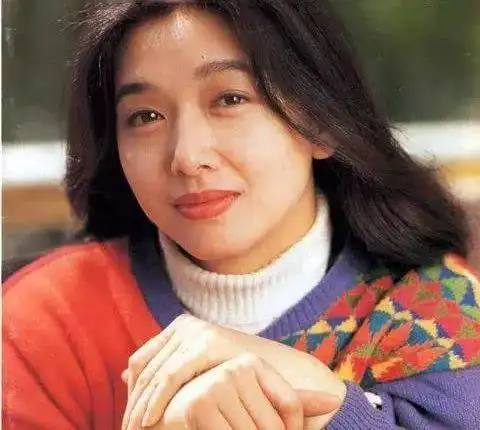 年轻时的江珊 幼年,江珊的父母在部队,她跟随两边的祖辈长住,西安