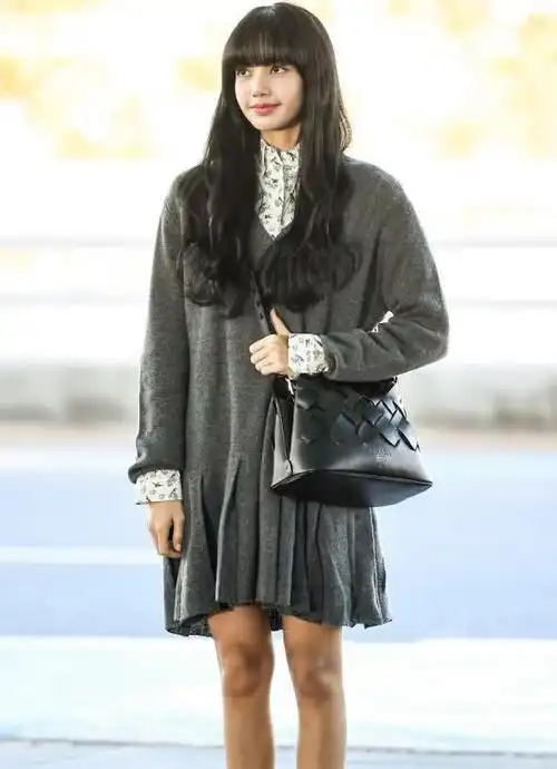 lisa这次失策了!腿上忘打粉黑成"腊肠腿",肤色对比太明显