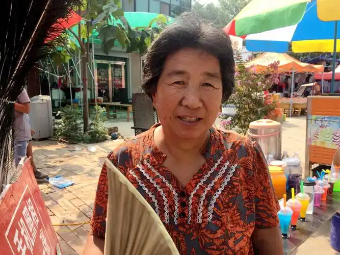 60岁老人拿"姑娘"照片赶农村大集,得知原因直呼大爷太浪漫_新浪看点