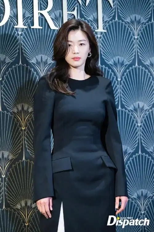 全姐#全智贤#昨日亮相首尔品牌活动,身穿bottega veneta黑色裙装搭配