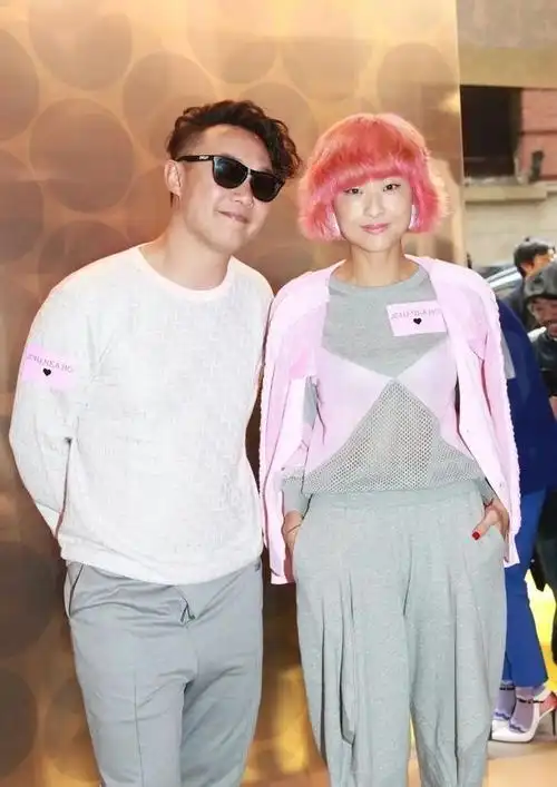 49岁陈奕迅近照曝光!打扮朴素似路人,与徐濠萦结婚17年恩爱如初