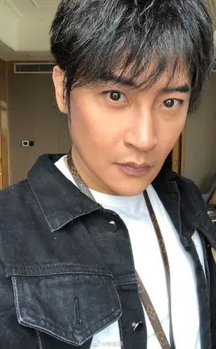 组图:陈志朋晒开工前自拍 小麦肤色造型回归正常有男人味