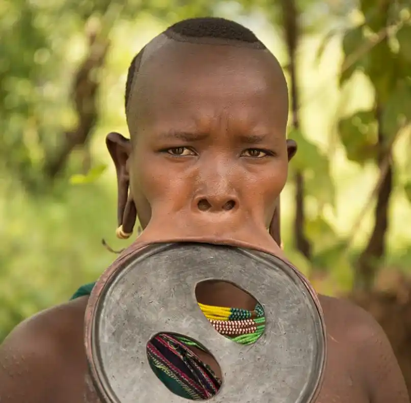 非洲盘嘴族:女孩10岁开始用嘴唇装盘子,丈夫去世后才能摆脱