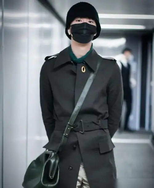 范丞丞上演帅气上班族黑色风衣配双肩背包衬衣打底ol范儿