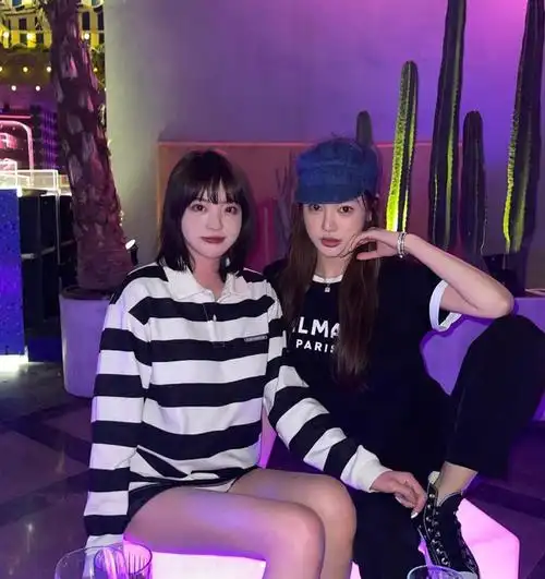 组图:王中磊女儿王文也与闺蜜聚会 短发红唇装扮随性