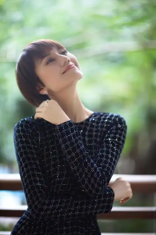 袁泉的气质太难超越,交叉领白衬衫配a字裙简洁大气,知性优雅