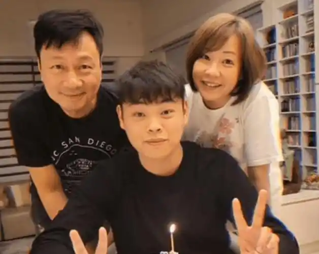 黎正桥长相极好地避开了父母亲的五官特点,嘴唇还特别像阮兆祥,也怪不