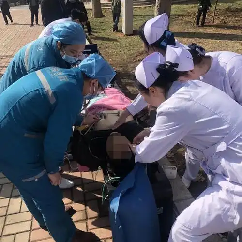 新安:白衣天使抢救病危老人