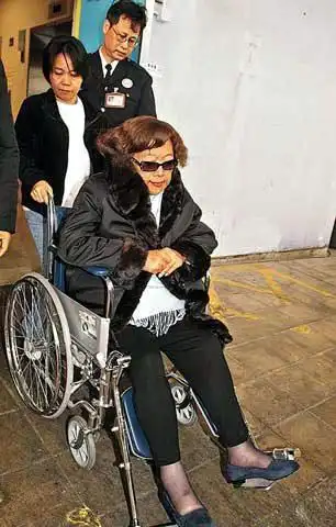 沈殿霞去世五周年旧照回顾热吻郑少秋照片曝光图