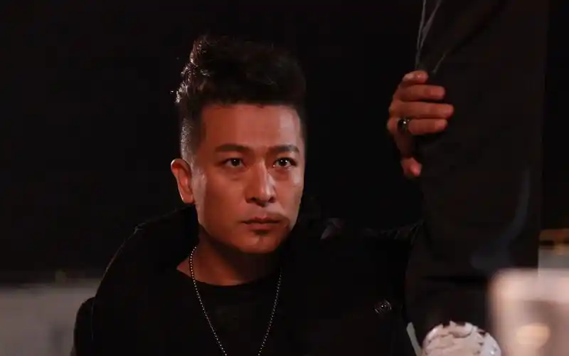 于毅头发型图片