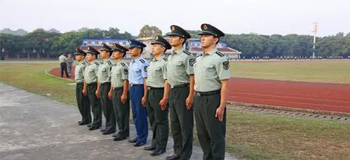 明亮的"空军蓝",在茫茫"陆军绿"中一眼被认出.