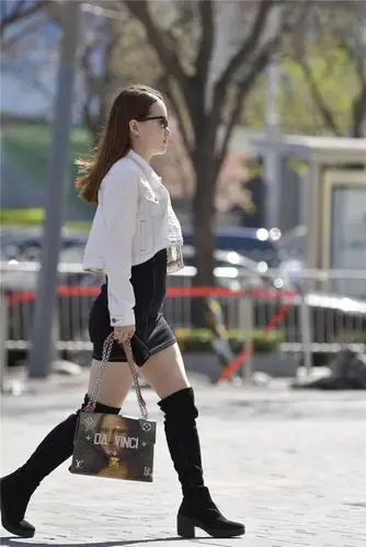 黑色牛仔紧身裙,搭配黑色粗跟过膝靴,春天的搭配可以很简单