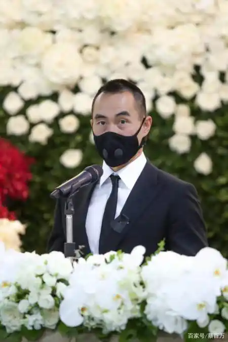 何猷龙西装有讲究,霍震霆也默默遵守,何鸿燊葬礼上的时尚政治学