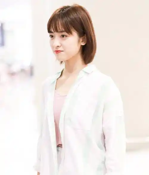 沈月瘦得真快,条纹衫配短裤走甜美日系风,未修图双腿都细成焦点_黑色