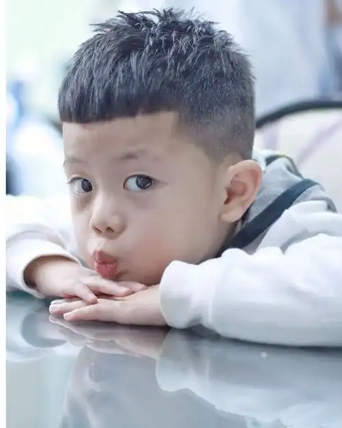 最帅的发型小男孩,2019最帅小男孩平头发型-图片大观-奇异网