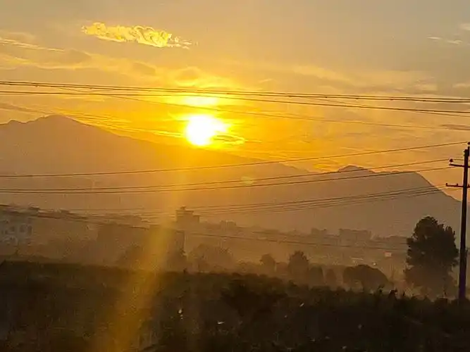 清晨六点初升的太阳