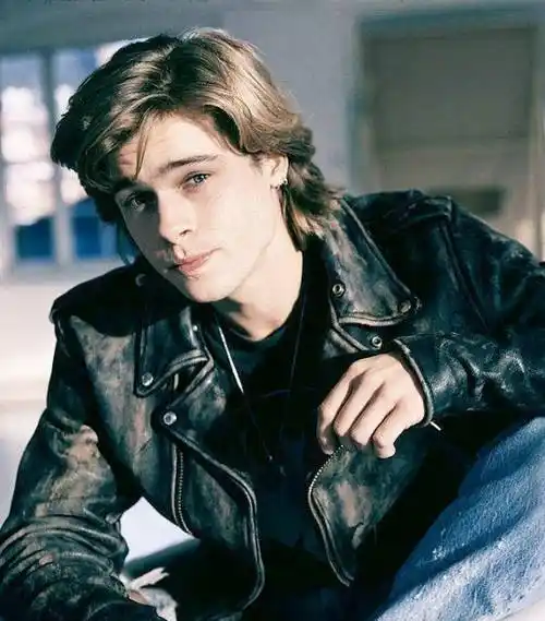 父亲布拉德·皮特,好莱坞四大美男之一.