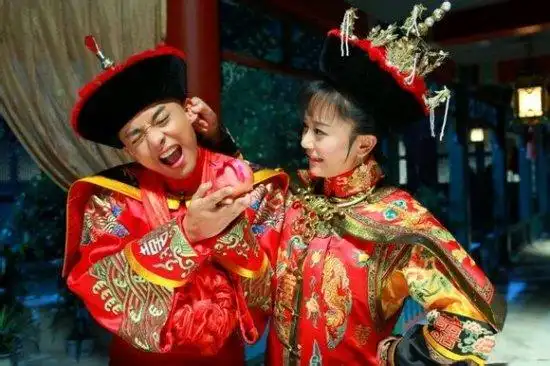 新版《还珠格格》紫薇跟尔康,这一对在一起总是非常有喜感.