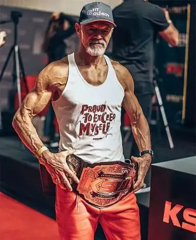 67岁大爷一身"腱子肉"用运动的方式,来保持年轻的状态