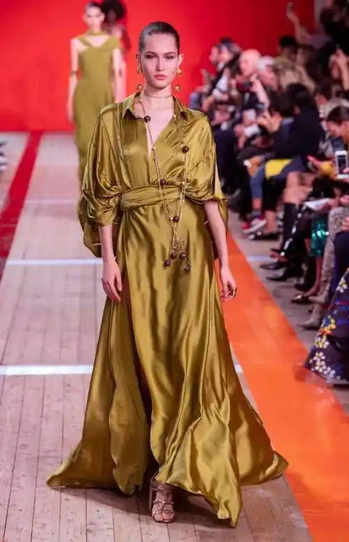 丝绸连衣裙微风轻拂衣襟轻曳,款款而来-爱读书