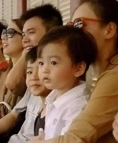 2岁小儿子会走路,14岁谢振轩身高超170cm_振南_谢霆锋_妈妈