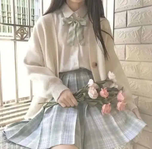 你能发一下你最喜欢的jk制服头像或者女生头像就是用手机遮挡住脸的