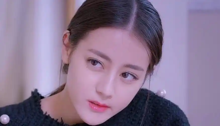 热巴10年前旧照被疯传,非主流气质好搞笑,冲着颜值不火才怪_女明星