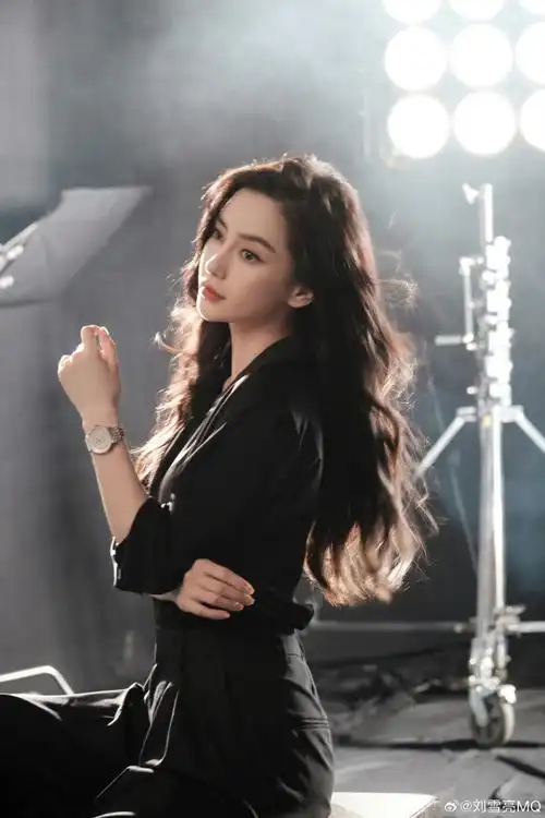 卷发,美得毫不费力#百年灵品牌代言人angelababy##微博变美手册##开学