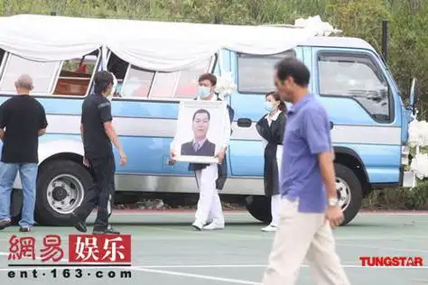 工作人员将大傻的棺木抬上墓地11:33  大傻的棺木正式放入墓地成奎