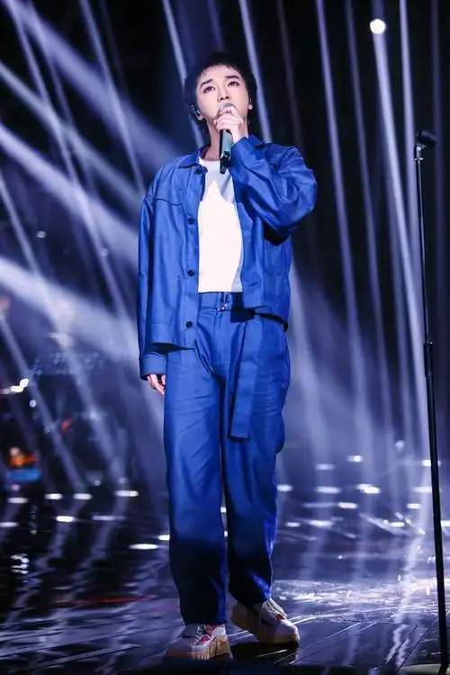 华晨宇回归歌手舞台一袭宝石蓝套装穿搭骄傲少年霸气开唱