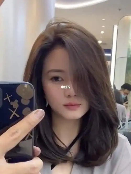 适合小个子女生的锁骨发非常百搭的一款减龄锁骨发烫发发型