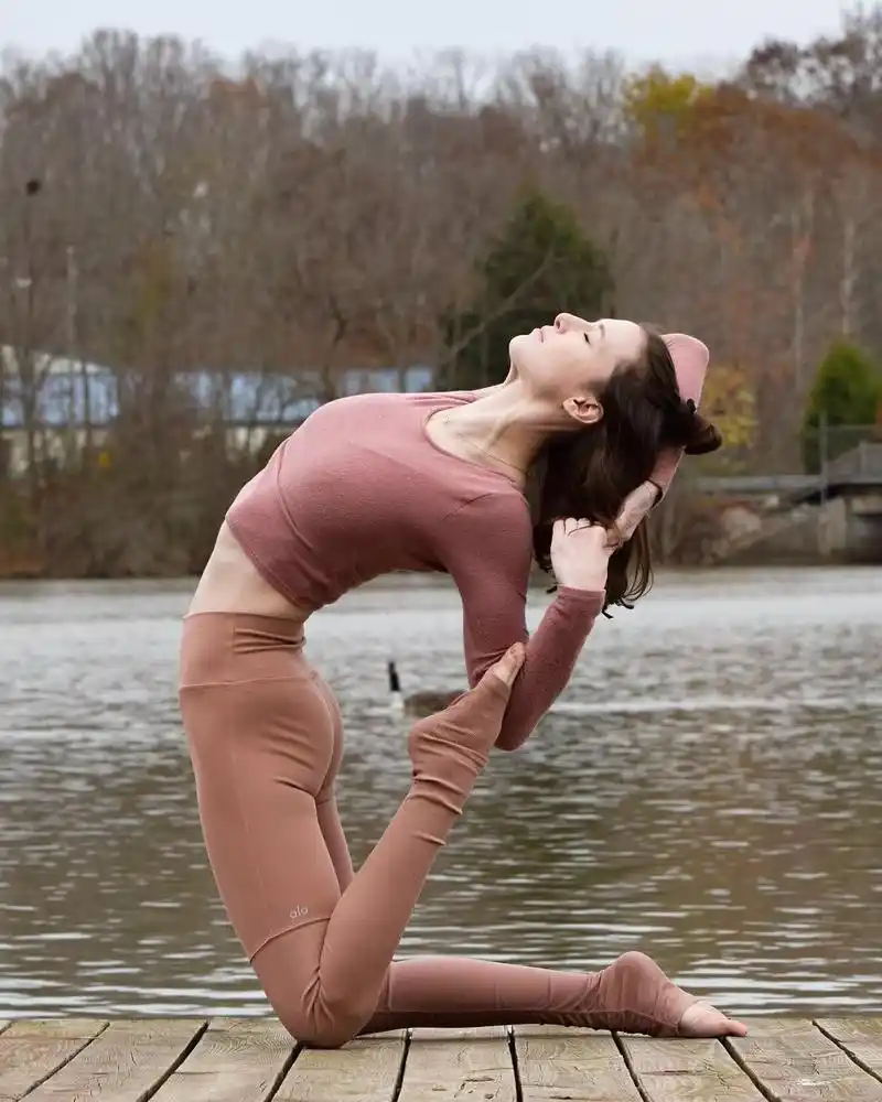 高难度瑜伽集锦:超级后弯式 转载自百家号作者:西风音乐