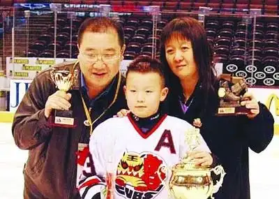 英达与现任妻子梁欢和小儿子