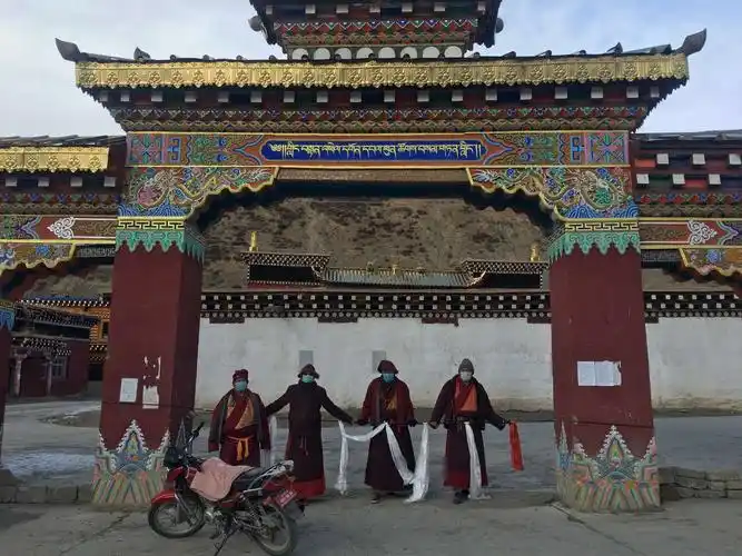 全力推动寺庙实行封闭式管理