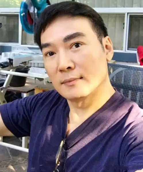 51岁焦恩俊近照,胡子没了容颜出人意料,女儿新造型撞脸唐嫣!