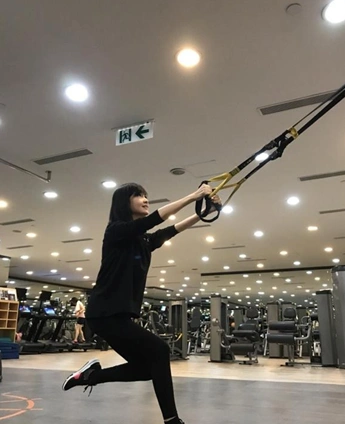 49岁周慧敏晒健身照 一代玉女身材还保持这么好